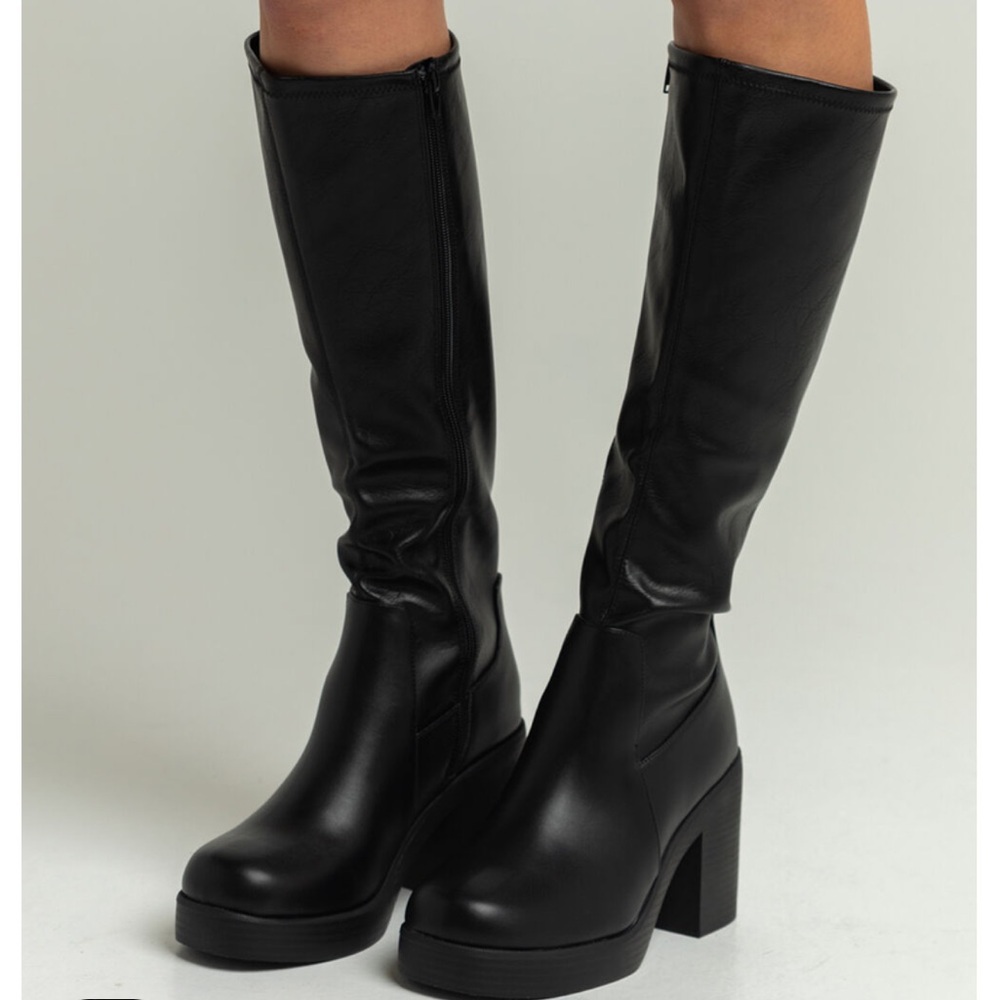 knee high black boots
